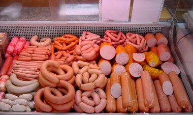 Metro kənarlarından kolbasa alanların nəzərinə - Təhlükə saçır