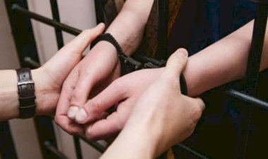 25 yaşlı qadının asılmış meyiti tapıldı - Əri saxlanıldı